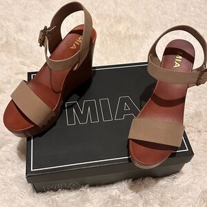 MIA Women's Brown and Tan Wedge Sandals